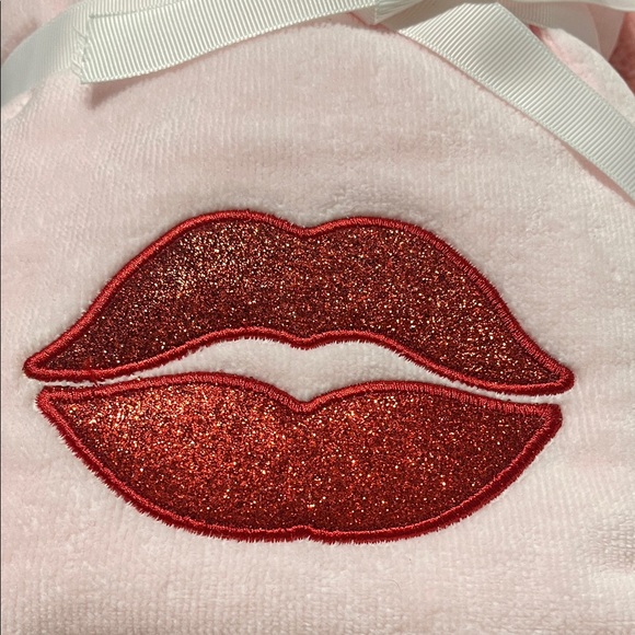 Kassatex Pink and Red Lip Bath Mat and 2 hand towels - Picture 5 of 6